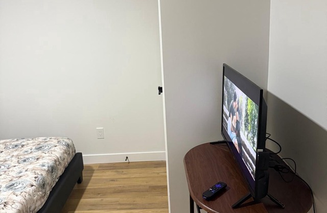 Spacious Room Near Chestermere Lake