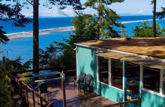 Spacious shorefront cabin with Dungeness National Wildlife Refuge views