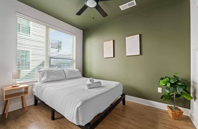 Spacious Studio in Midtown/Free Pool and Parking