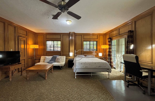 Spacious Studio Mins To Downtown Austin, UT, Zilker Park, Barton Springs