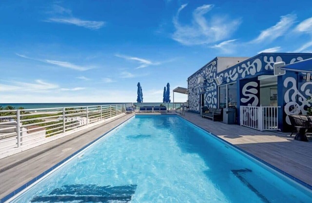 Spacious Studio *Rooftop Pool & Bar w/Ocean View