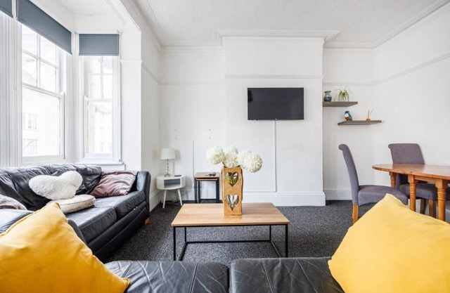 Spacious & Sunny 2BR City Centre Nr High St by Everhome Ltd