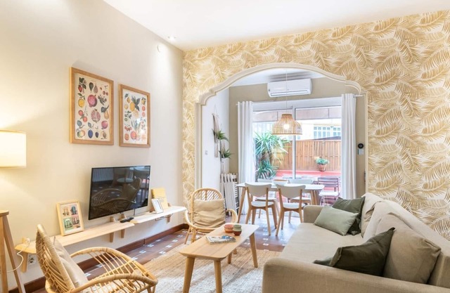 Spacious & sunny Apt w/terrace in the city center