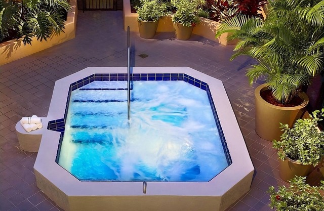 Spacious Unit with Full Kitchen, Outdoor Pool, Pets Allowed!