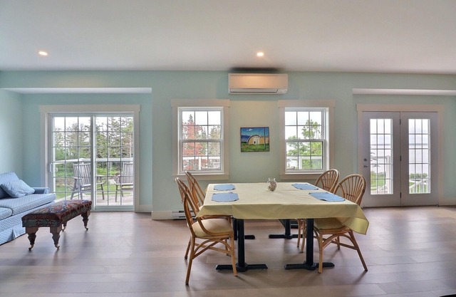 Spacious upper level 2 bedroom unit