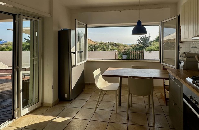 Spacious villa on the beach "pieds dans l'eau" a few kilometers from Rome