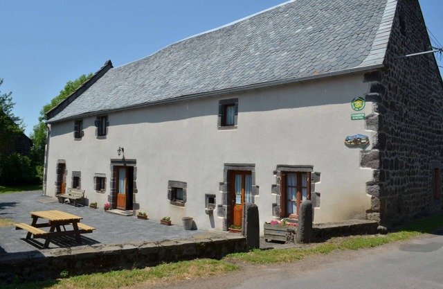 Spacious warm L'Abri du Berge suitable for tribes