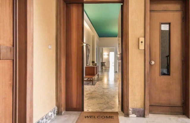 Spacious with pvt balcony-right opposite the metro and bus staion-A home in Roma