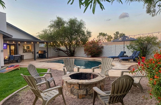 Spacious Yard, Pool, Pet & Kid Friendly, Close to Everything!