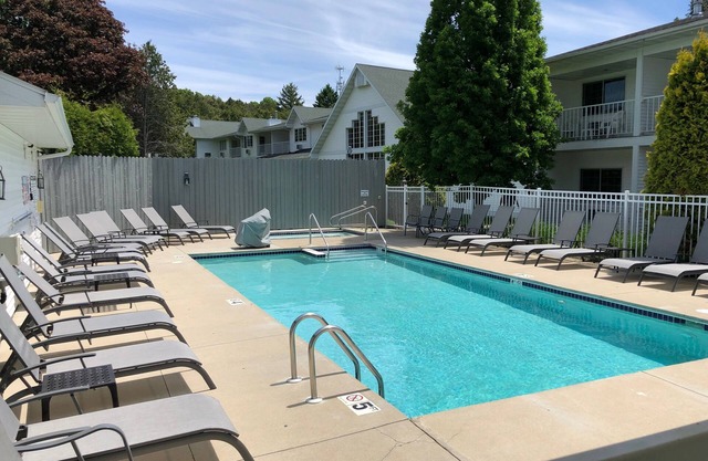 Sparkling Clean, Ideal Location includes use of Indoor & Outdoor Pools
