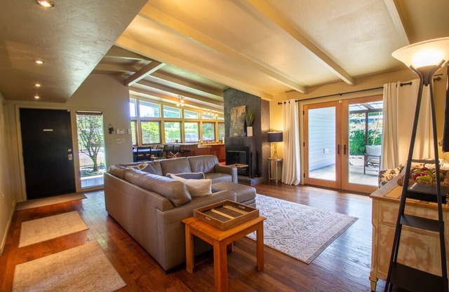 Sparkling Clean Mid Century Modern Home in Ferry Street Bridge Area