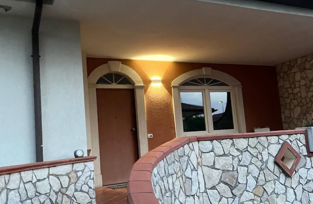 Spaziosa casa vicino al centro con giardino, forno a pizza, parcheggio privato