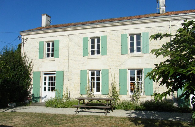 SPECIAL OFFER AUGUST Charentaise house in quiet village close to La Rochelle.
