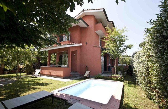 SPECIAL OFFER!, Villa in Forte dei Marmi with Pool, WiFi, BBQ, near Beach Clubs