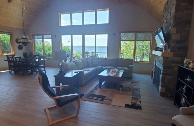 Spectacular 3 Bedroom Waterfront Home on Georgian Bay