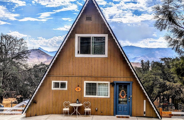 Spectacular A-Frame, epic views! S'mores by the firepit under a million stars.