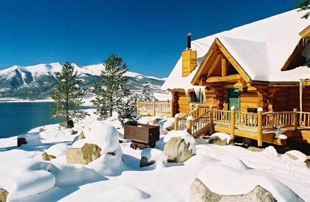 Spectacular Log Home Overlooking Twin Lakes and Mt. Elbert, L100 race available!