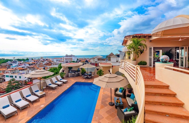 Spectacular luxury house hillside historic zone, stunning views full staff incl.