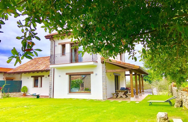 Spectacular views of the sea and the mountains: 10 minutes walk from Gulpiyuri beach
