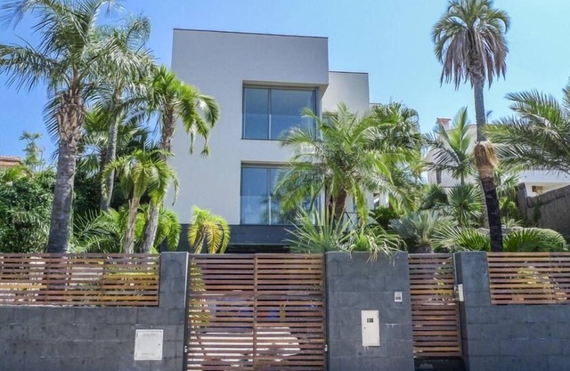 Spectacular villa with wonderful panoramic views of the sea.