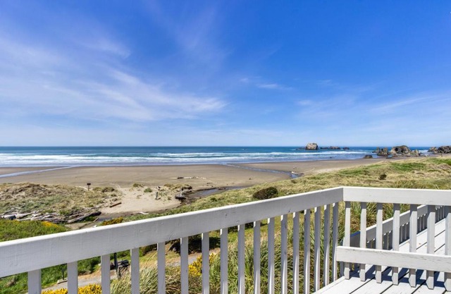 Spindrift Oceanfront Home - The Helm