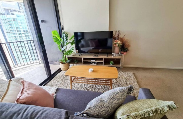 Spire Residences Stylish 2 bed Apt with River Views + Fast Wifi Gym Rooftop Pool