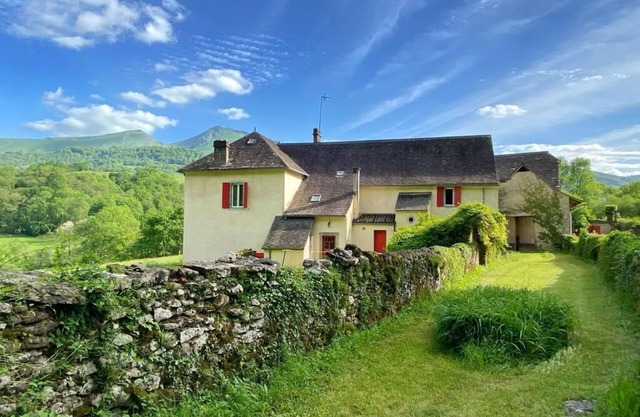 Splendid farmhouse at the foot of the Pyrenees, breathtaking view