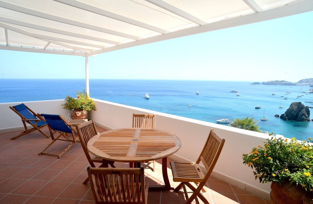 SPLENDID VILLA IMMERSED IN THE GREEN PEAK ON THE SEA