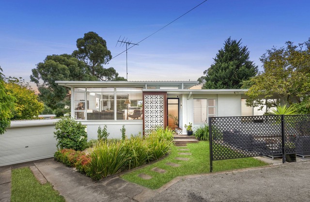 Split level home with pool/spa close to river, CBD, Surfcoast and Wineries
