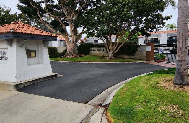 Spotless Condo for min 30 days. 2 mi. to beach 1 bed/1 bath, kitchen & patio.