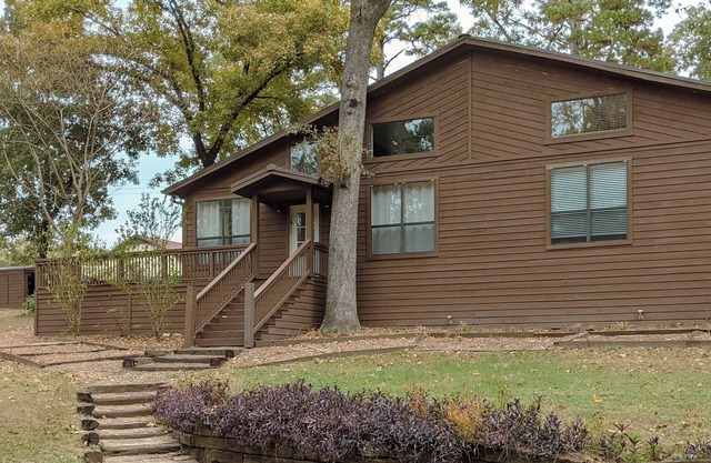 Sprawling 3-bedroom house in delightful Scroggins with WiFi, AC and lakeview