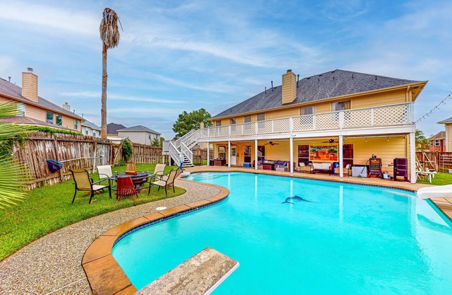 Sprawling home with enclosed yard, pool, balcony, fireplaces, & AC - dogs ok