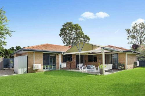 Springfield Breeze - Newly furnished home, Sunny Patio and BBQ