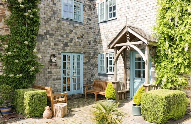 SQUIRRELS DRAY, pet friendly, with hot tub in Gorran Haven