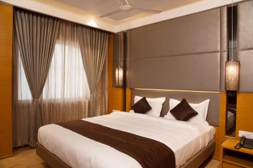 Sri Aadhish Grand Hotel