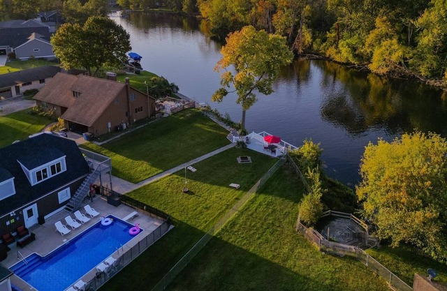 St. Joe “River Escape”~ Pool~Hot Tub~ Gameroom