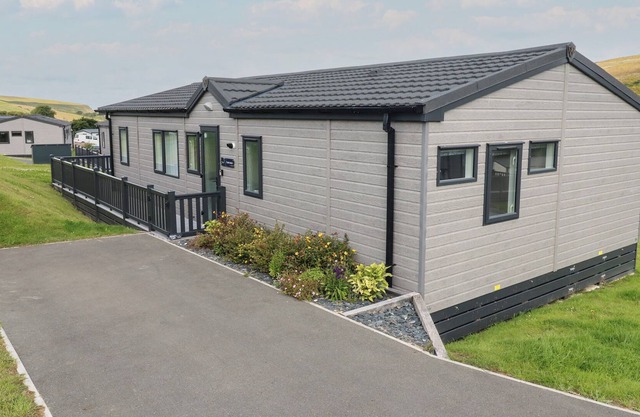 ST MAWGAN'S COVE 20, pet friendly, with a garden in Mawgan Porth