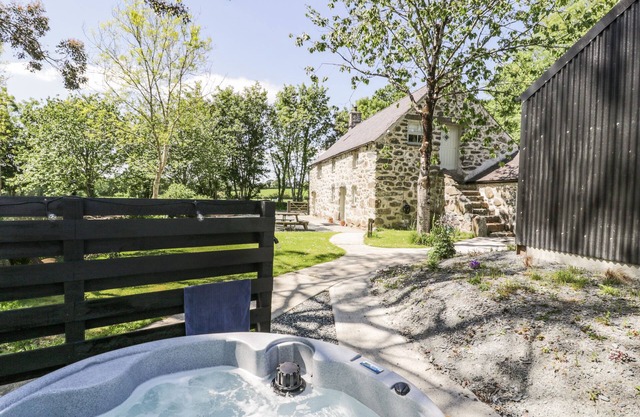 STABLA, pet friendly, character holiday cottage in Chwilog