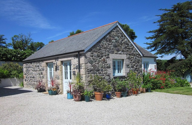 Stable Cottage - luxury cottage with sea views over a wooded valley