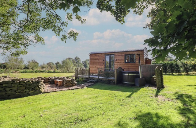 STAG LODGE POD, pet friendly, with hot tub in Llanfair Caereinion