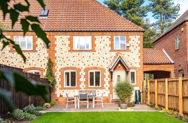 Staithe View - Beautiful cottage in quiet location with stunning marsh views