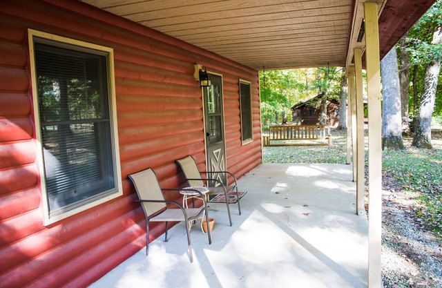 Stand Alone cabin with Whirlpool Tub, Full Kitchen & Fire Pit Near Starved Rock