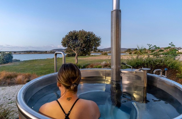 Stargazers Waterfront Hot tub Cottage Tasmania ITAS