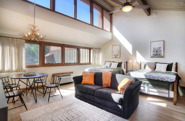 Starlight Suite (#747) | 10 min to Ski - Golf Course - AC/Pool/Hot Tub