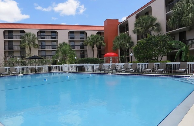 Stay 4 nights and Save, 2 Comfy Units , Close to Parks, Pool, Breakfast!