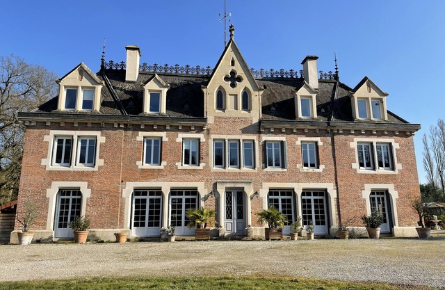 Stay at Château de Glairans: Pool and Park