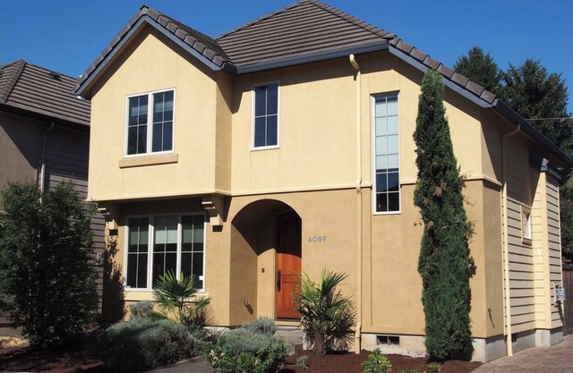Stay comfy in a quiet cul-de-suc close to airport and downtown