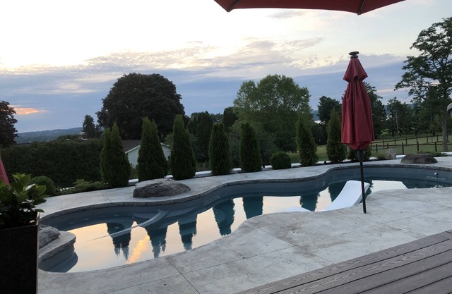 Stay in your own, private resort. 4 br with heated pool, hot tub and lake views!