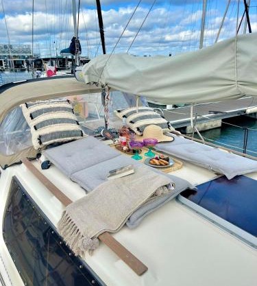 Stay On - Sailboat