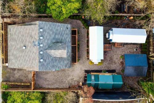 Stay Portland - Restored Farmhouse & Backyard Tiny House Village